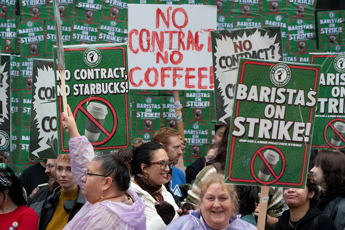 Бастующие рабочие от компании Starbucks