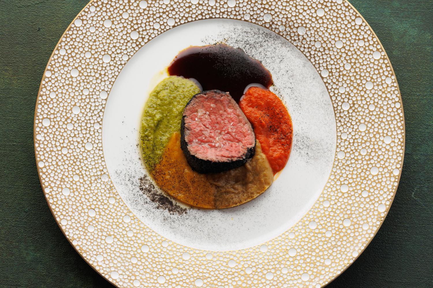 Филе миньон с «овощами-гриль» и соусом сальморигано