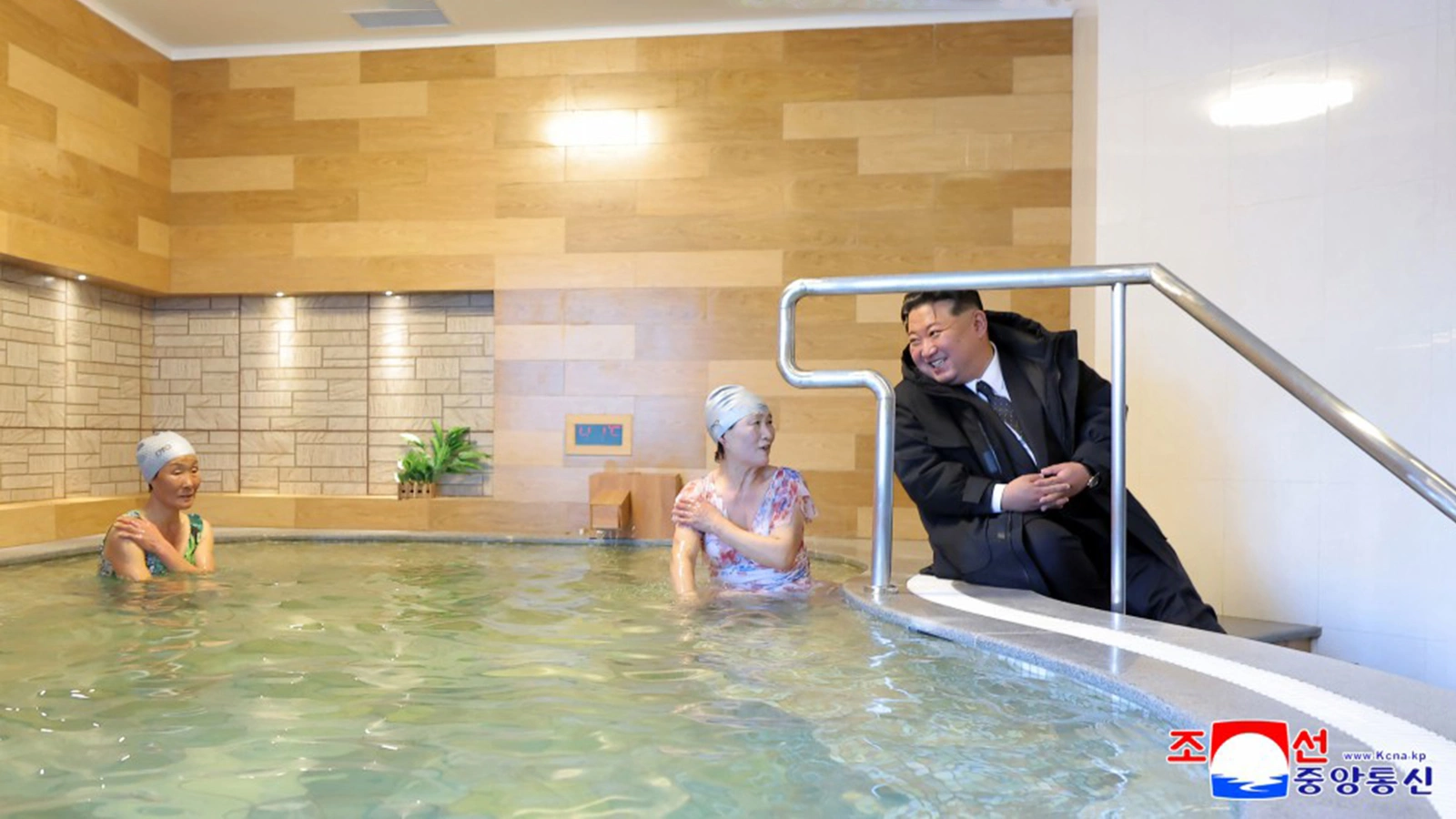 Ким Чен Ын на открытии центра отдыха для рабочих Онпхо в городе Кёнсон, провинция Северный Хамгён, Северная Корея