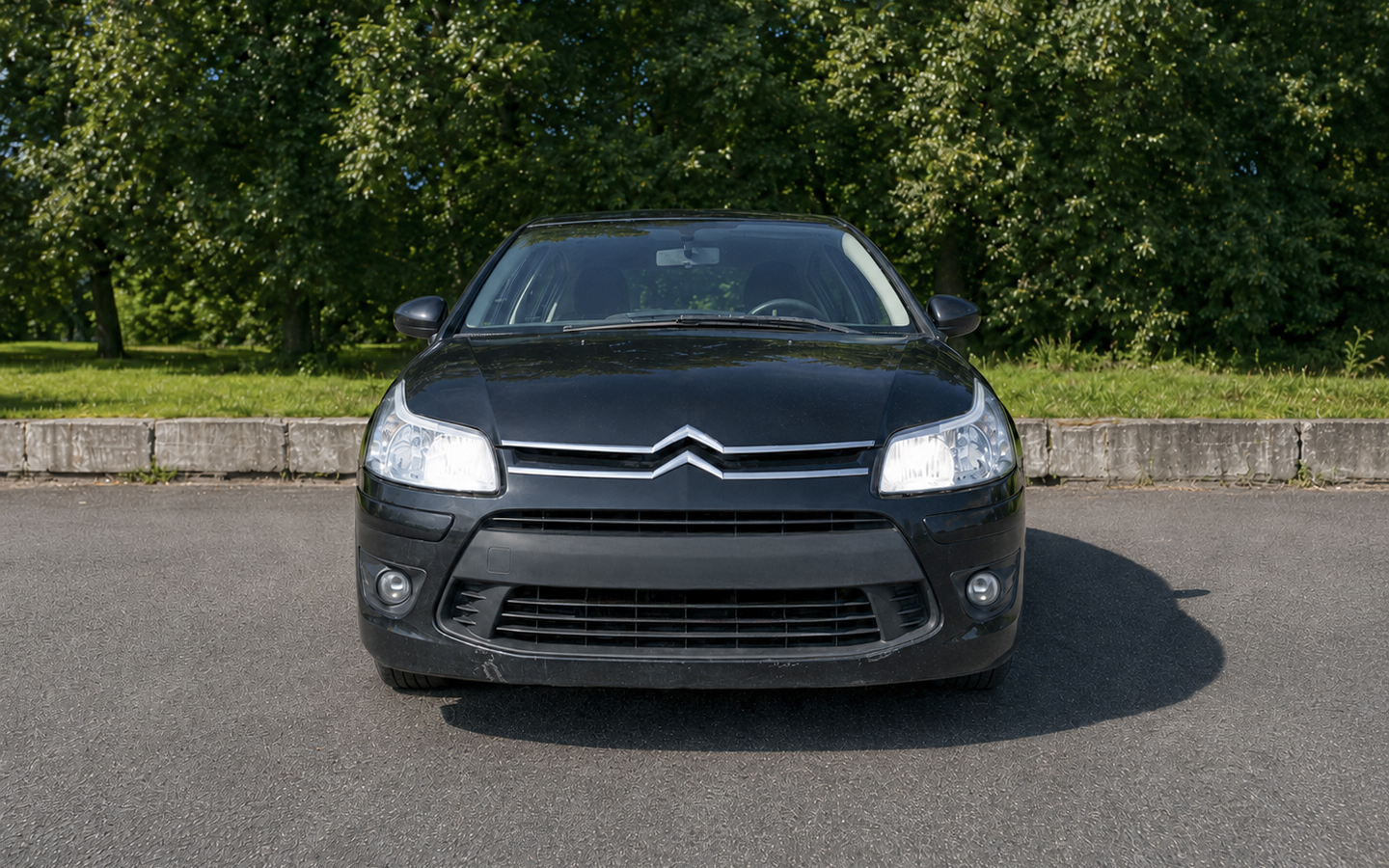 С технической точки зрения&nbsp;Citroёn С4 специально не адаптировали к эксплуатации в России, но для сурового климата производитель с завода комплектовал эту модель съемной пластмассовой заглушкой для переднего бампера (на фото она снята). Настали холода &mdash; закрыл воздухозаборник, мотор прогревается&nbsp;быстрее