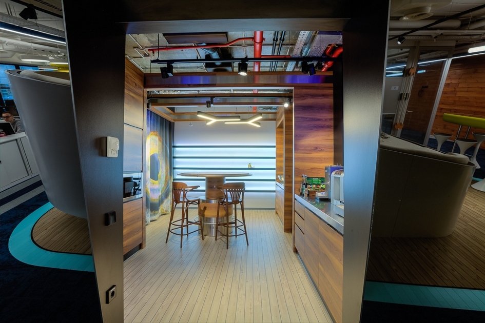 Зона кухни выполнена из светлого дерева, которое традиционно используется в дизайне яхт