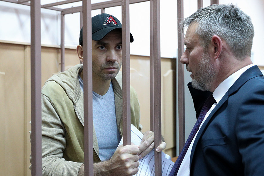 Михаил Абызов и один из его адвокатов Алексей Кирсанов (справа)