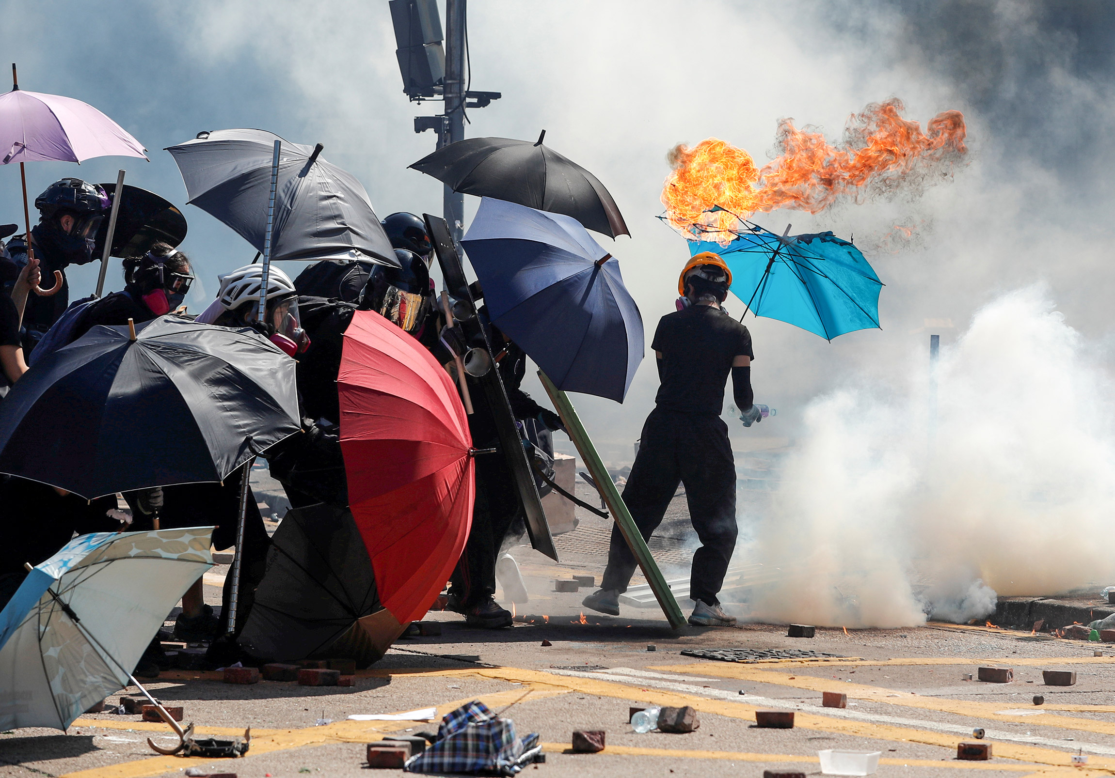 В начале июня в Гонконге начались протесты против принятия законопроекта об экстрадиции в Китай. По мнению активистов, новый закон мог быть использован против тех, чья деятельность не устраивает Пекин. На фоне непрекращающихся все лето протестов, переросших в беспорядки, законопроект был отозван​. Тем не менее, демонстрации не прекратились: митингующие стали требовать политических реформ, включая изменение избирательной системы и амнистию для политзаключенных