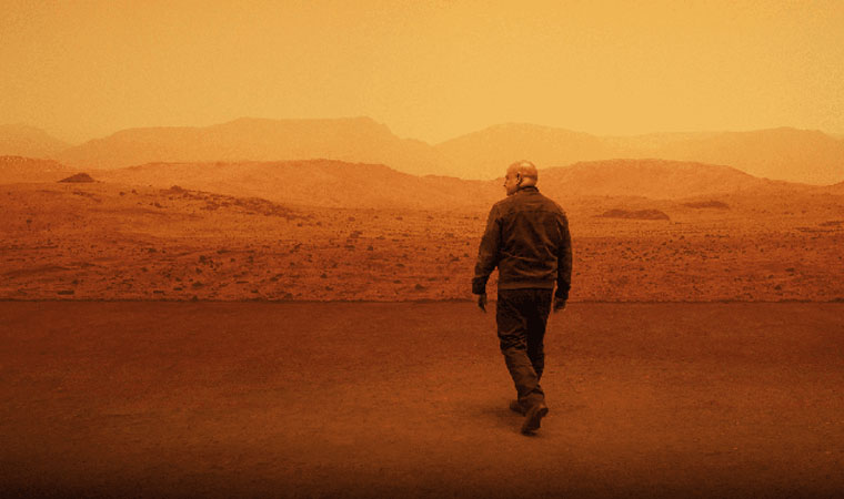Астронавт Скотт Келли на фоне пробковой инсталляции, воспроизводящей поверхность Марса