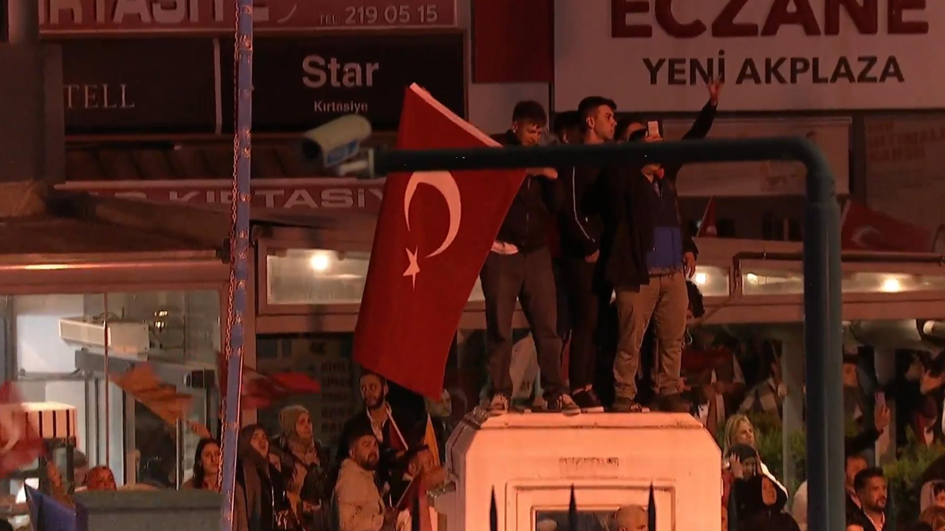 Как сторонники Эрдогана и Кылычдароглу встретили итоги выборов на улицах