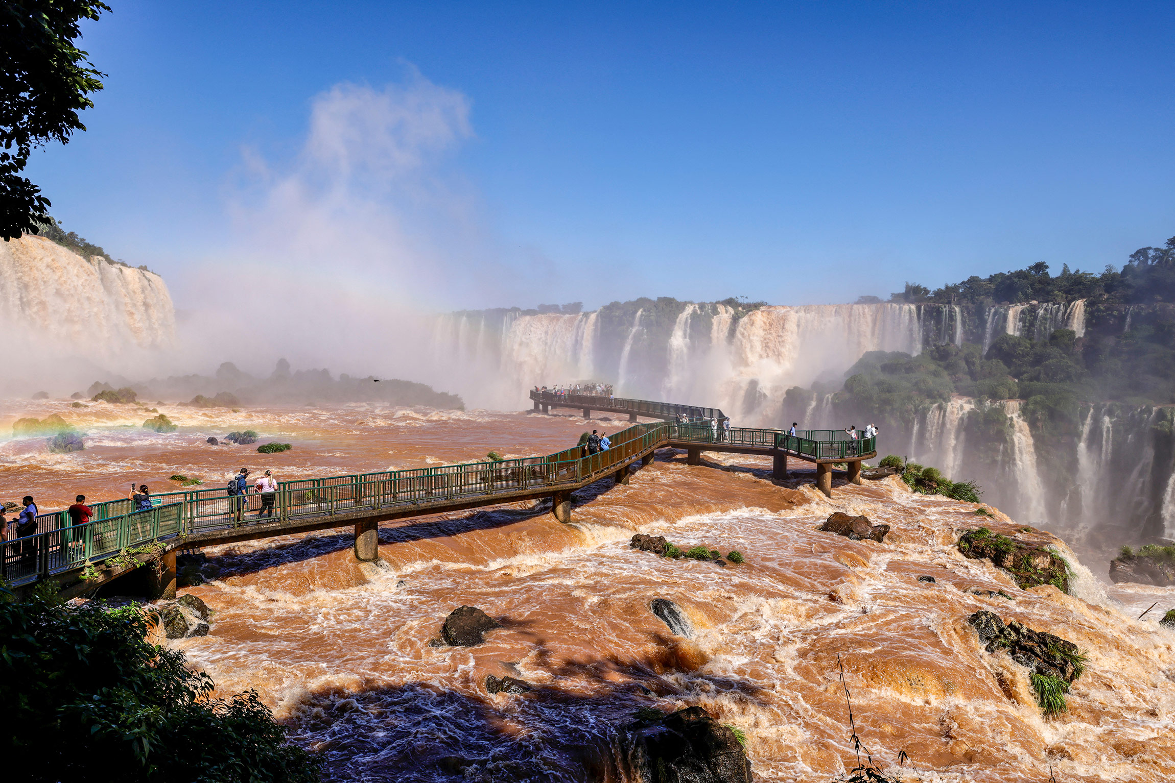 Несмотря на наводнение, продолжаются экскурсии к комплексу водопадов Игуасу на юге Бразилии.
