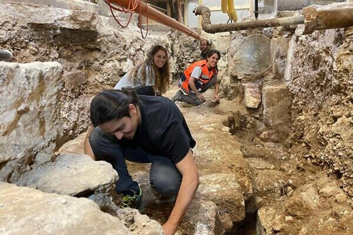 Группа ученых под руководством профессора Франчески Романа Стасоллы из итальянского государственного университета Сапьенца в Риме обнаружила во время раскопок на территории Храма Гроба Господня в Иерусалиме фрагменты, которые доказывают, что около 2 тыс. лет назад на этом месте могли расти оливковые деревья и виноградники