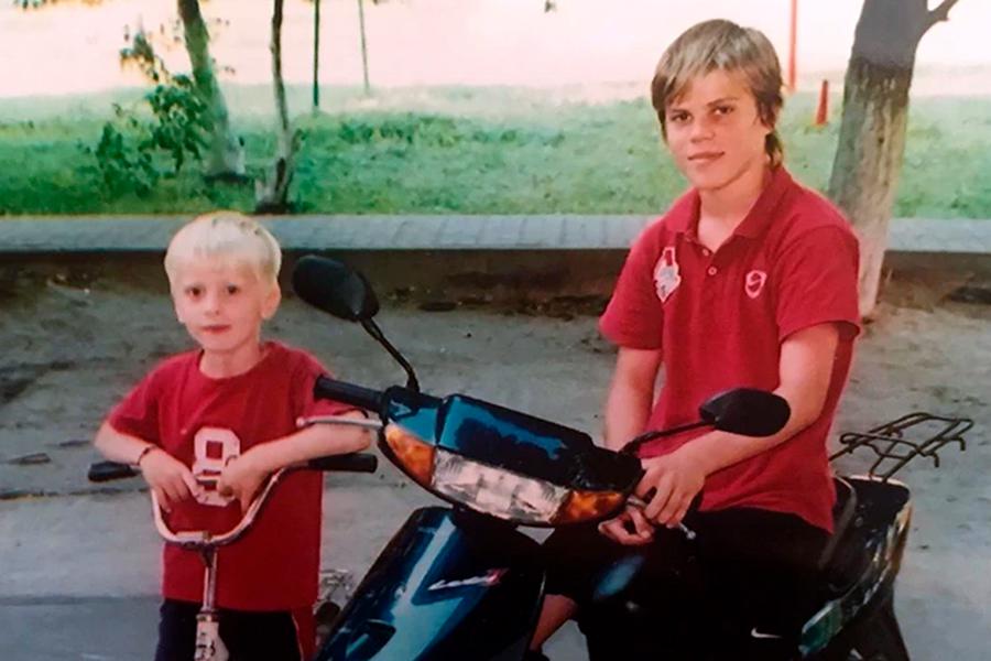 Александр Кокорин (слева) с младшим братом Кириллом