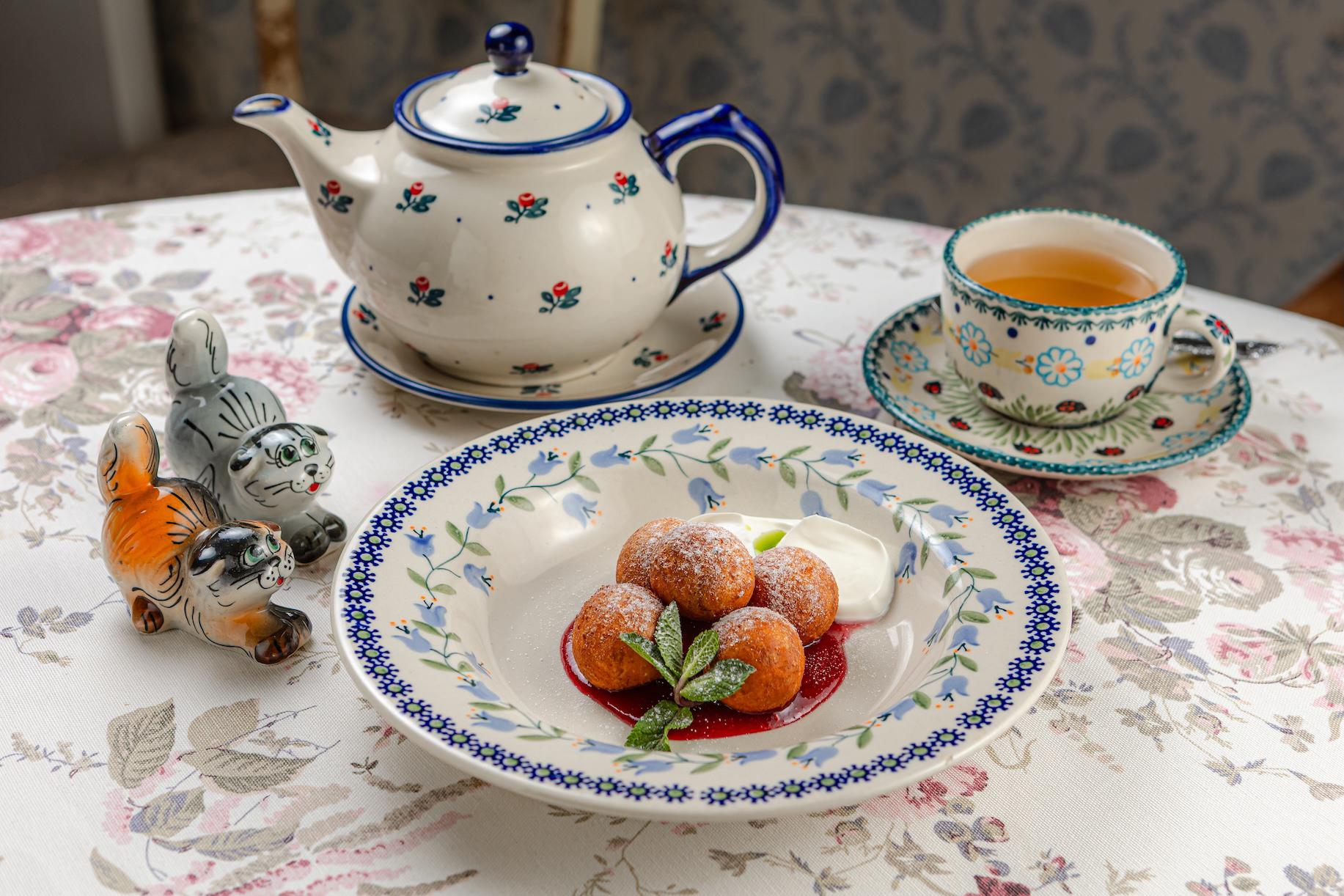 Пончики с малиновым соусом и сметаной