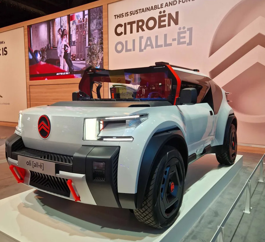 Леклерк во время работы шеф-дизайнером в Citroёn представил&nbsp;уникальный концепт-кар Oli, созданный преимущественно из переработанных материалов