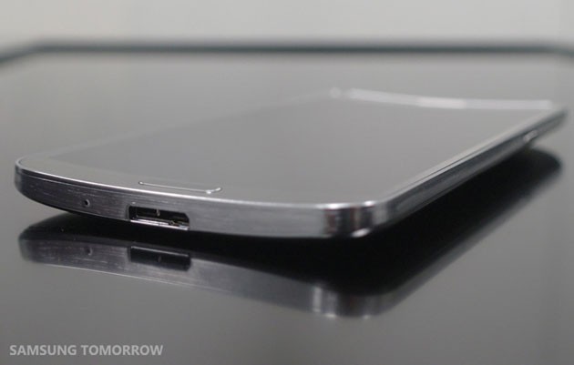 Samsung выпускает первый смартфон с изогнутым дисплеем