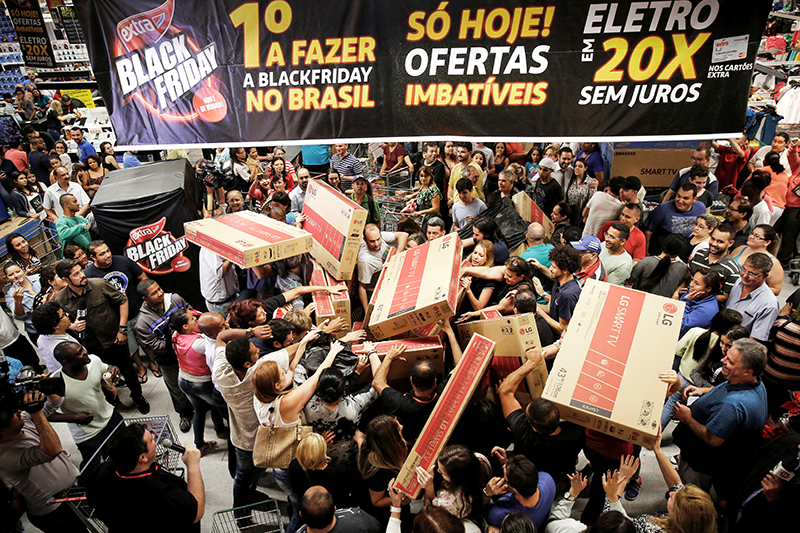Жители бразильского Сан-Паулу покупают телевизоры в одном из торговых центров города
