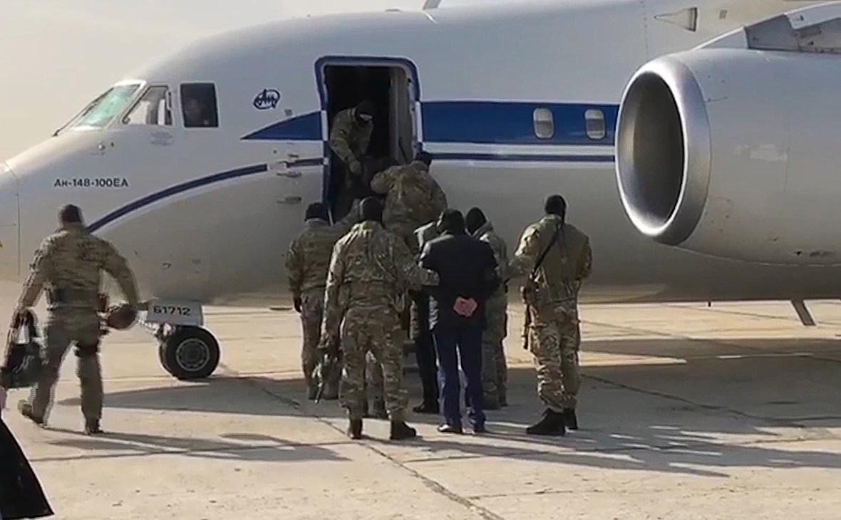 Посадка&nbsp;задержанных по подозрению в мошенничестве членов правительства Дагестана в самолет


