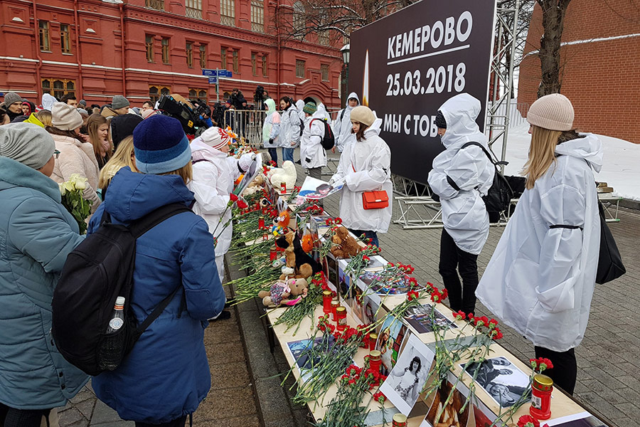 Возложение цветов на Манежной площади в Москве
