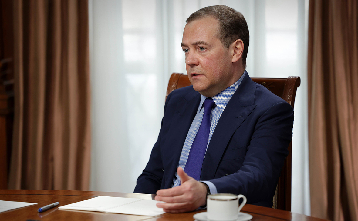Медведев заявил, что Россия не закроется от мира в отместку «идиотам»"/>













