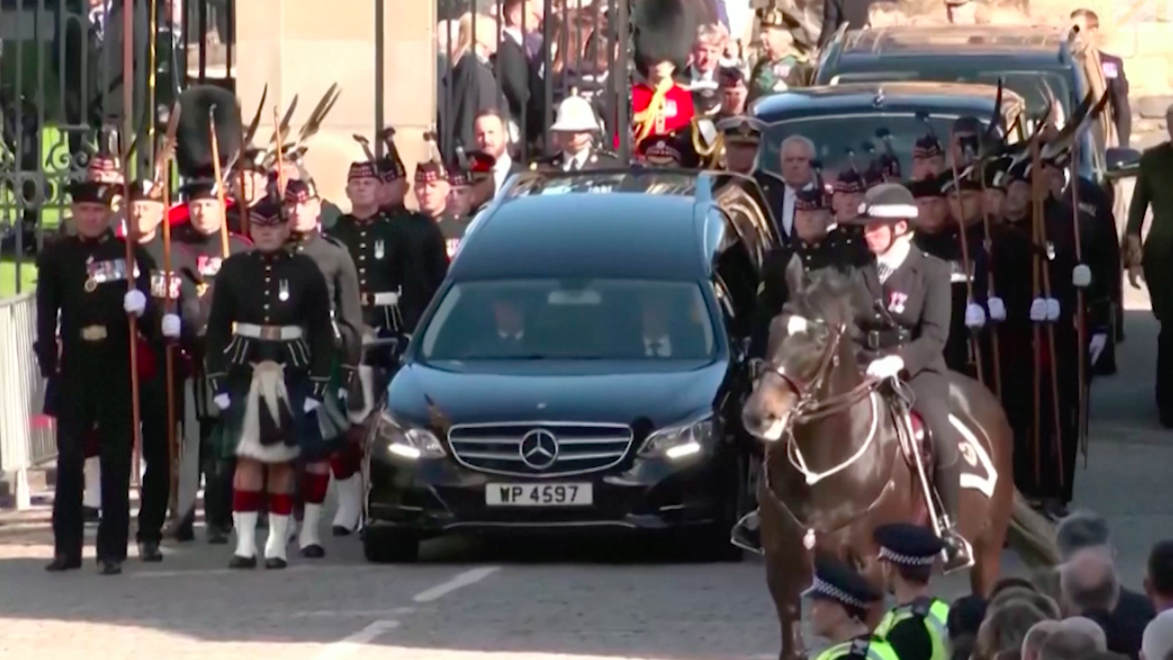 Дети Елизаветы II прошли с похоронной процессией в Эдинбурге. Видео