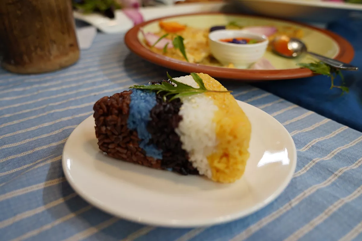 Клейкий рис сопровождает практически каждое горячее блюдо в Таиланде, а способы его подачи очень разнообразны: от украшенного красителями (на фото) до теплого комка, завернутого в зеленые листья тропических растений