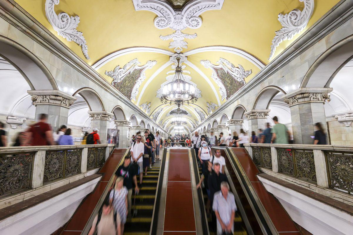 Станция метро Комсомольская