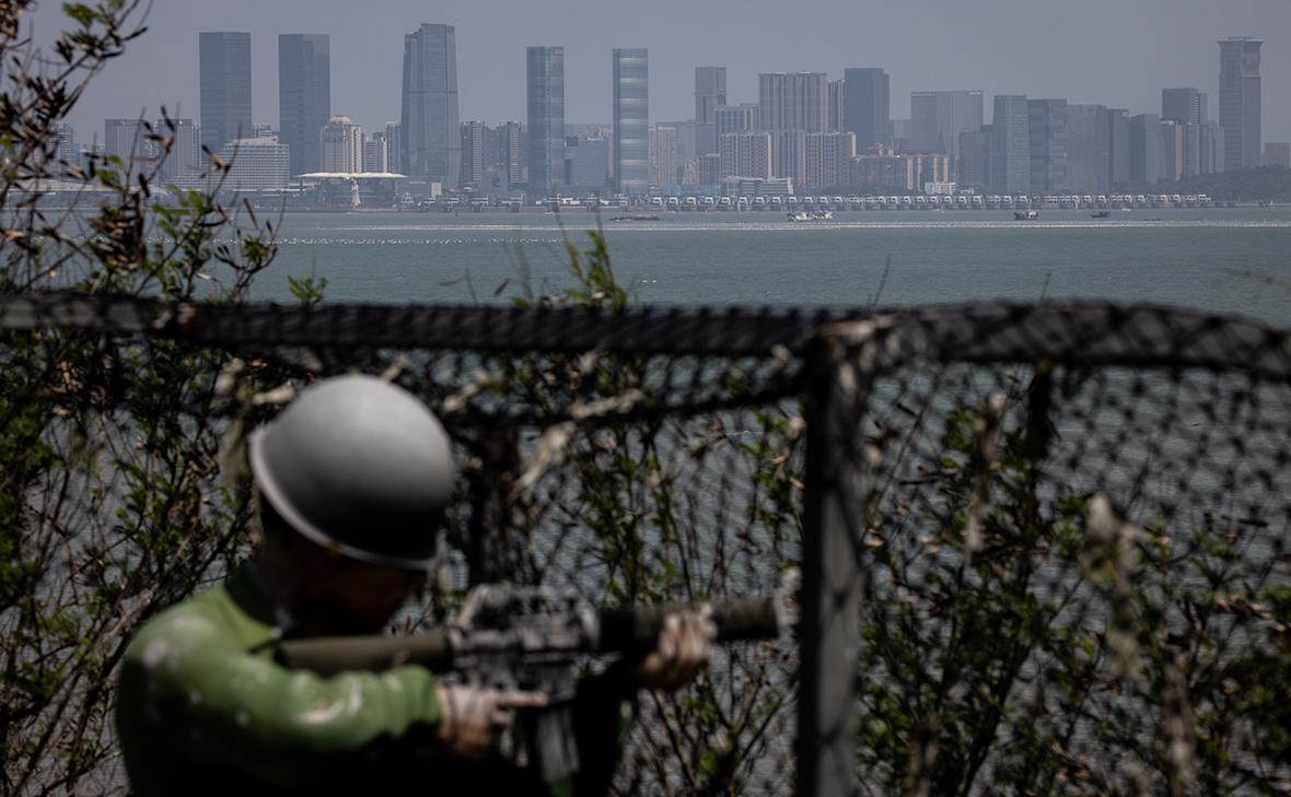 Манекен тайваньского солдата смотрит в сторону китайского города Сямэнь из форта Шаси
