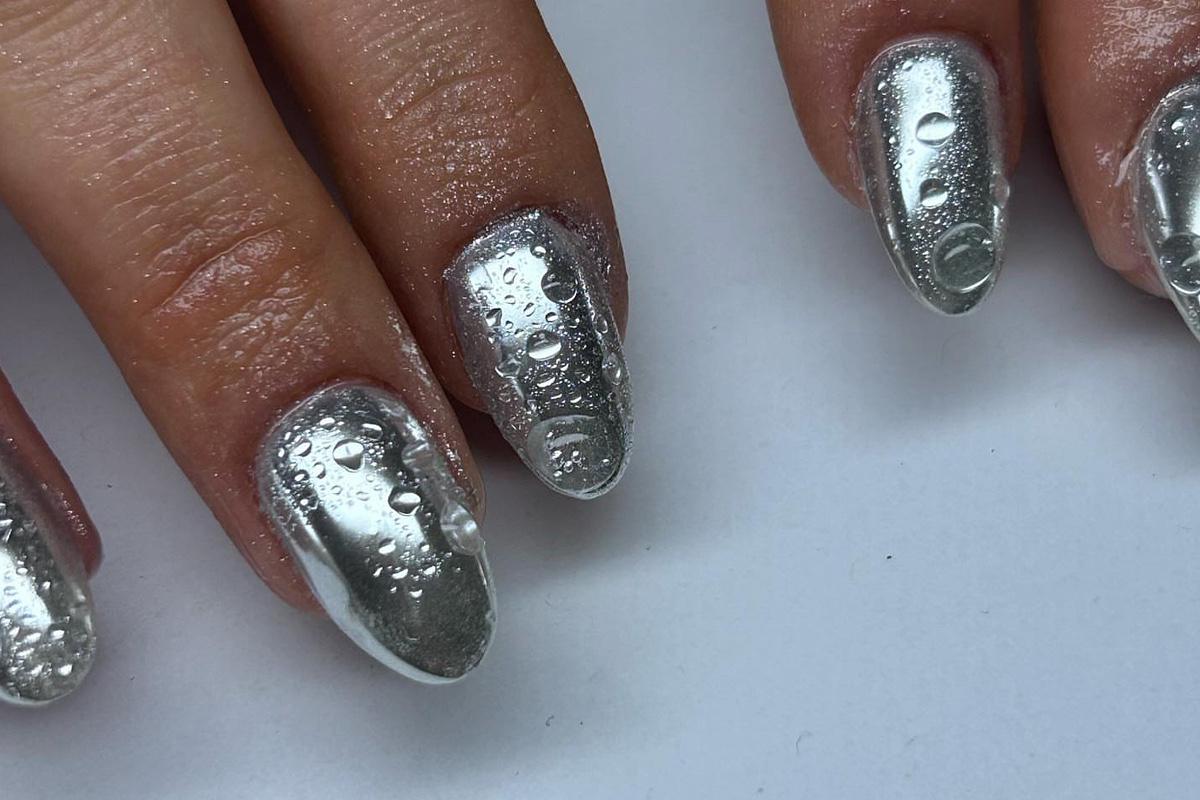 Пример маникюра «ледяное серебро»