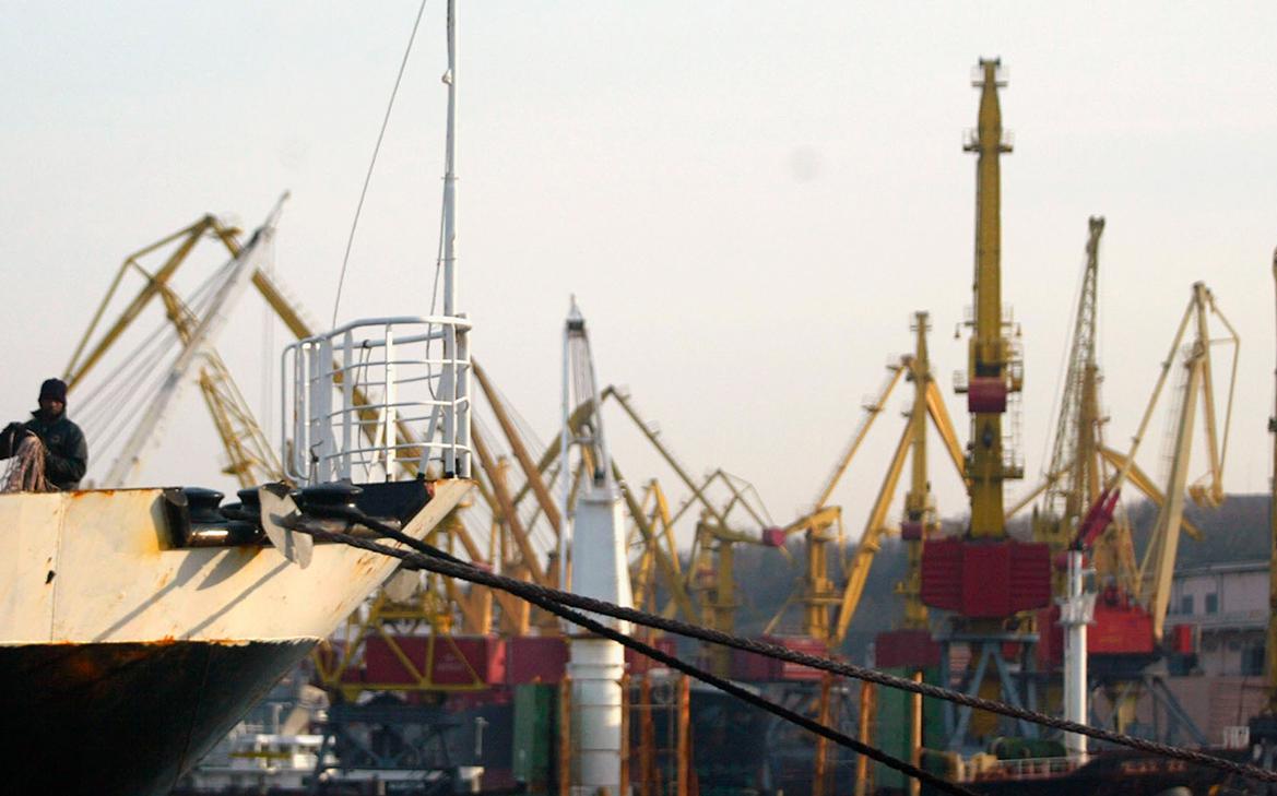 Власти Украины заявили о повреждении инфраструктуры в двух портах Одессы