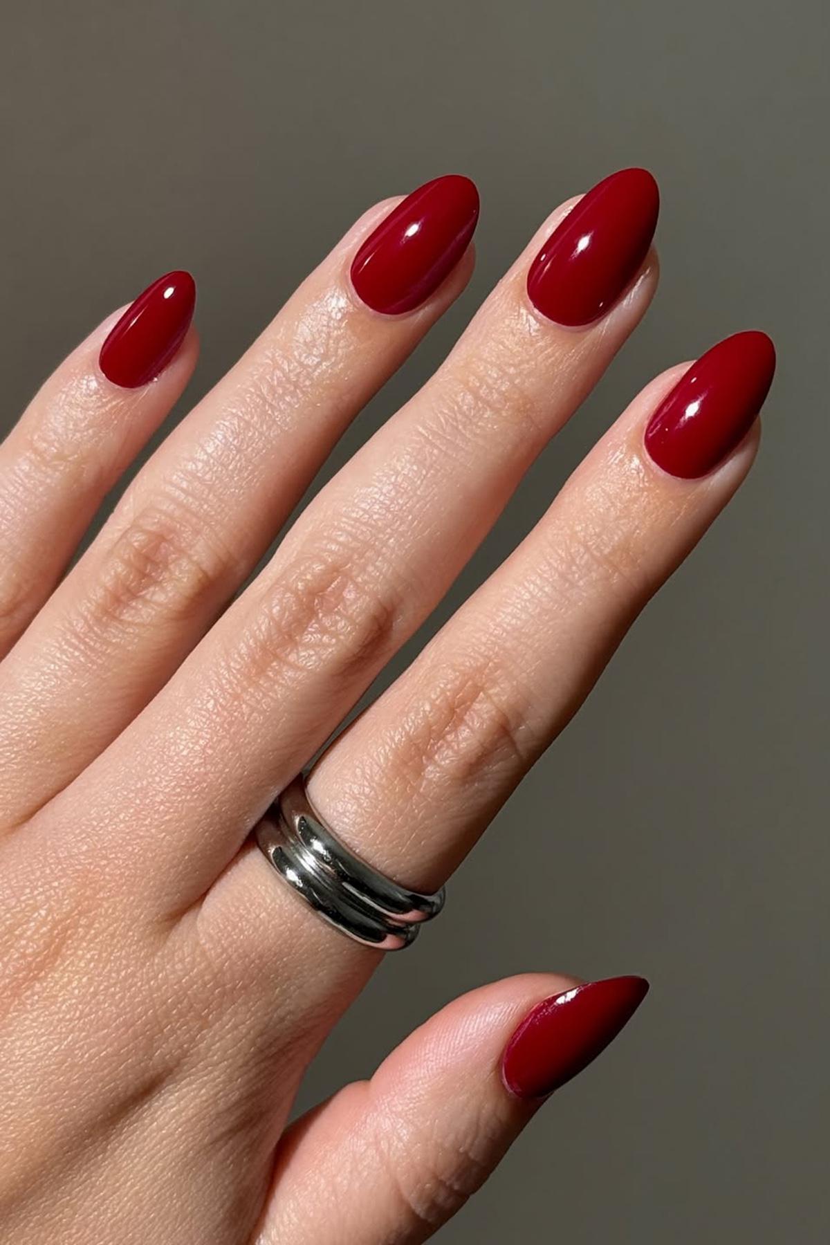 Красный однотонный маникюр выглядит элегантно и подходит под любой дресс-код
