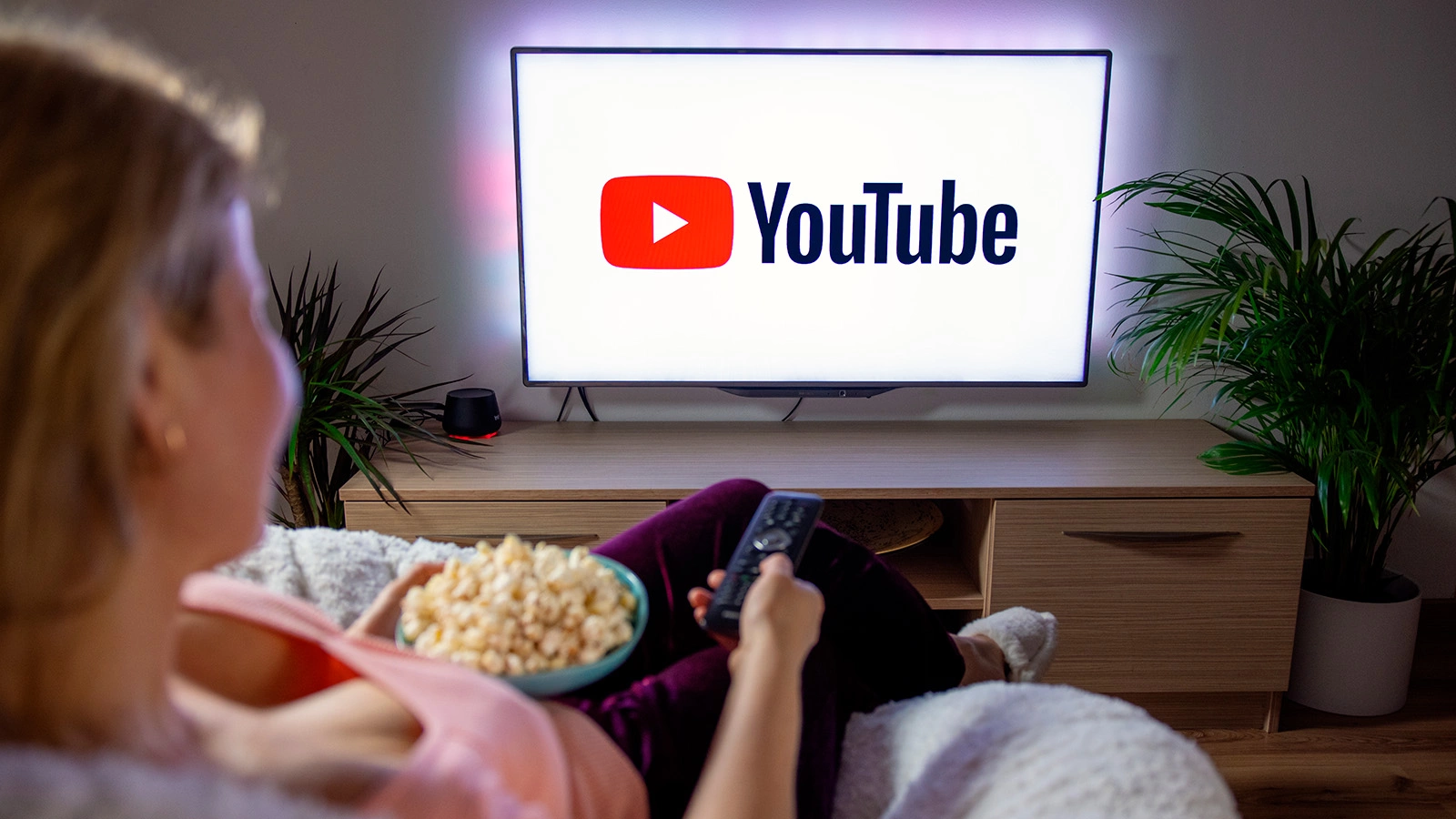 YouTube ввел новую опцию с телевизором. Теперь с ним можно разговаривать