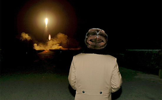 Лидер КНДР наблюдает запуск баллистической ракеты


