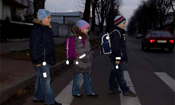 Московским школьникам начнут раздавать светоотражающие значки и браслеты