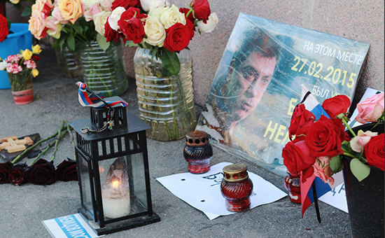 Цветы на&nbsp;месте убийства политика Бориса Немцова


