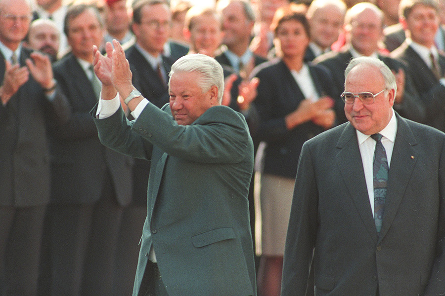Президент России Борис Ельцин и&nbsp;канцлер Германии Гельмут Коль на&nbsp;Жандармской площади в&nbsp;Берлине. 31 августа&nbsp;1994&nbsp;года.

