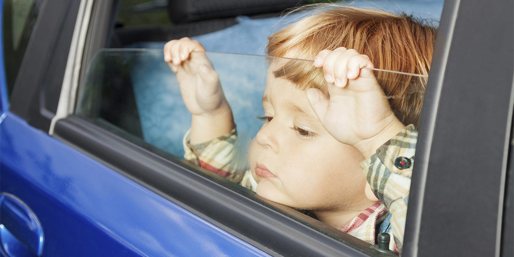 Детей запретили оставлять одних в автомобиле
