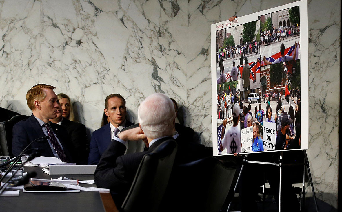 Сенаторы изучают плакат с &laquo;доказательствами&raquo; российских действий в соцсетях