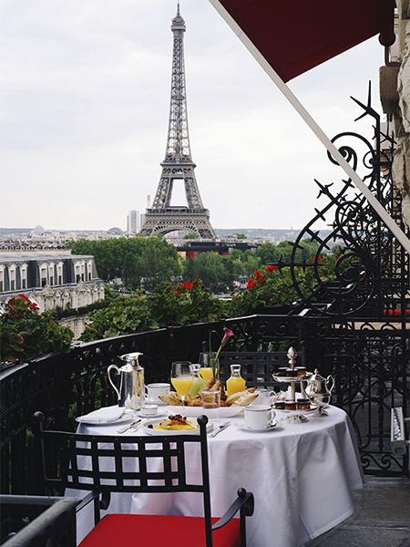 Завтрак с видом на Эйфелеву башню в отеле Plaza Ath&eacute;n&eacute;e, Париж