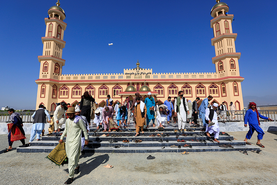 Мужчины выходят из мечети после молитвы в восточной провинции&nbsp;Афганистана Лагман




