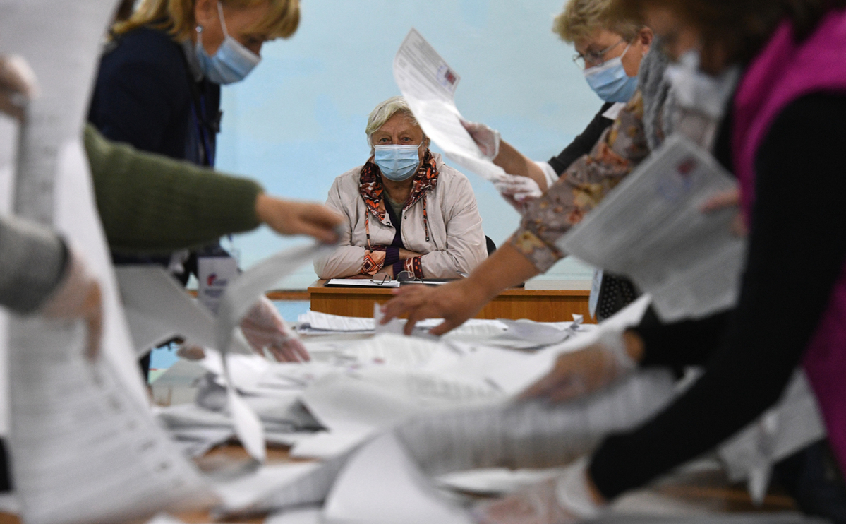 Сортировка бюллетеней во время подсчета голосов после закрытия избирательного участка