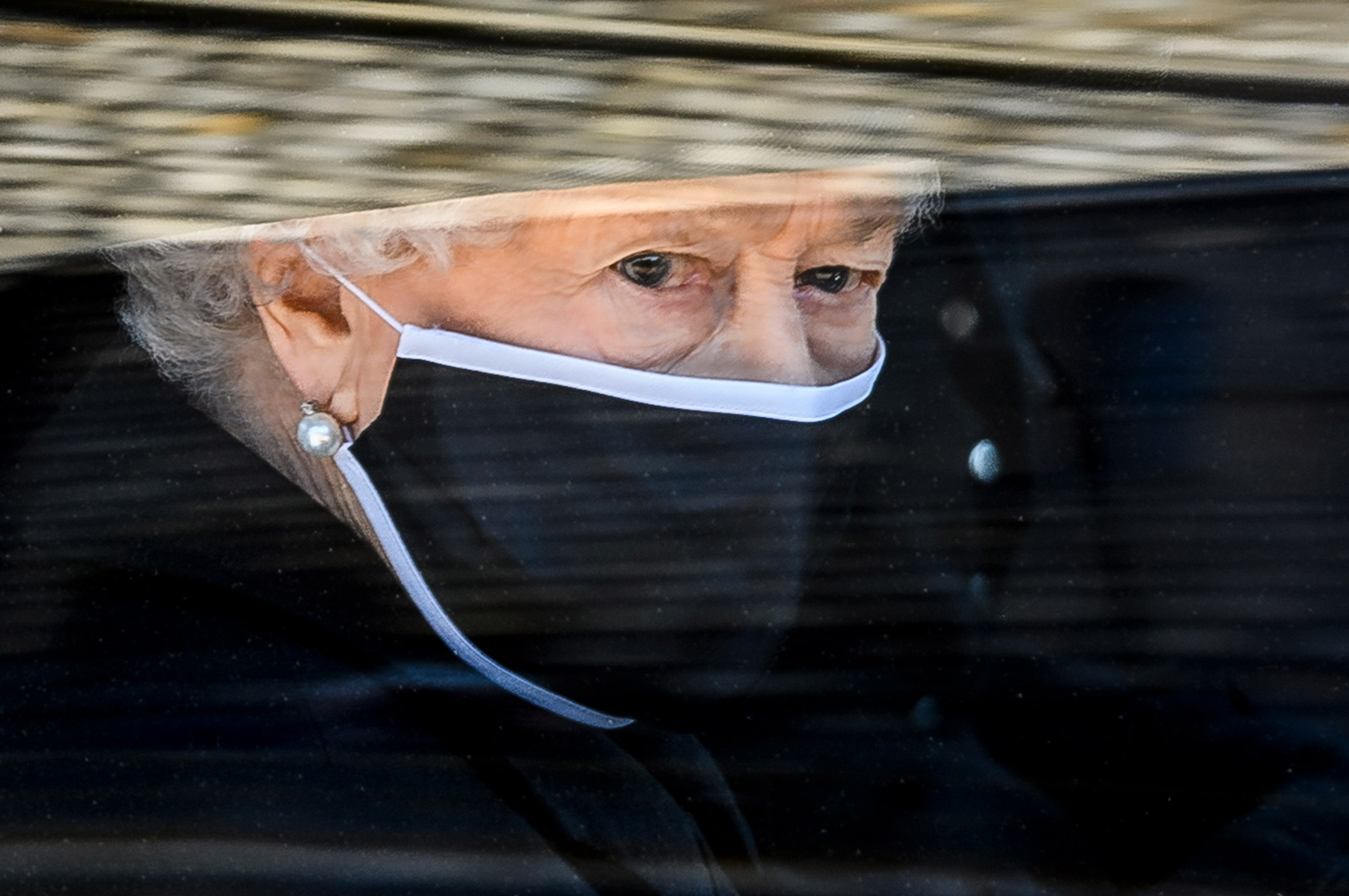 Королева Великобритании Елизавета II в автомобиле, следующем за гробом ее супруга принца Филиппа в день его похорон. 17 апреля, Виндзор.

В этом&nbsp;же году королева встретила свой&nbsp;95-летний юбилей, а в 2022-м&nbsp;страна собирается отметить 70-летие ее пребывания на троне