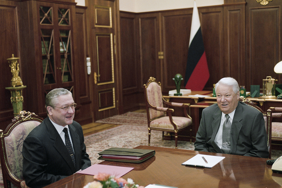 Борис Ельцин и Вячеслав Трубников (слева),&nbsp;6 августа 1999 года