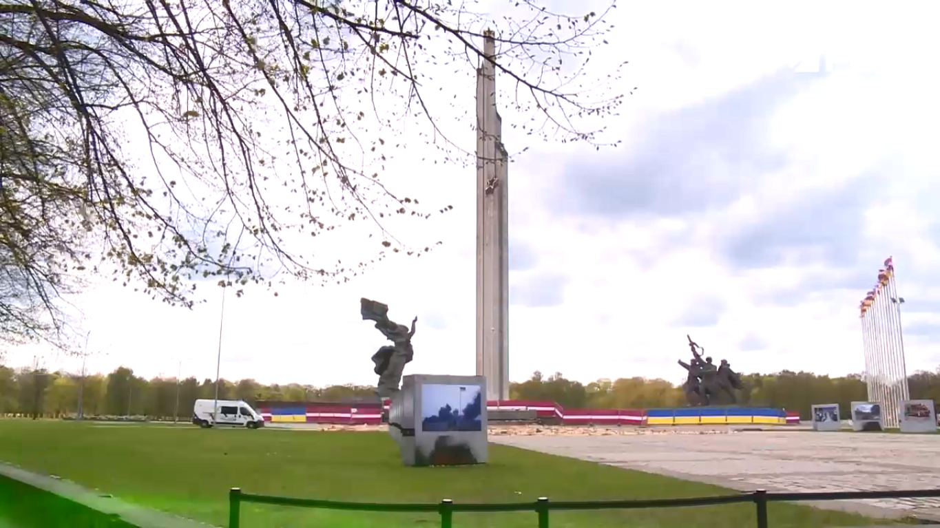 В Латвии завели уголовные дела на пришедших к советскому памятнику в Риге