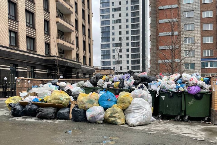 Как удалось выяснить РБК Новосибирск, общей сводной таблицы по жалобам на вывоз мусора в Новосибирской области нет, однако после суммирования данных о жалобах, редакция насчитала более 2,1 тыс обращений за конец апреля и начало мая