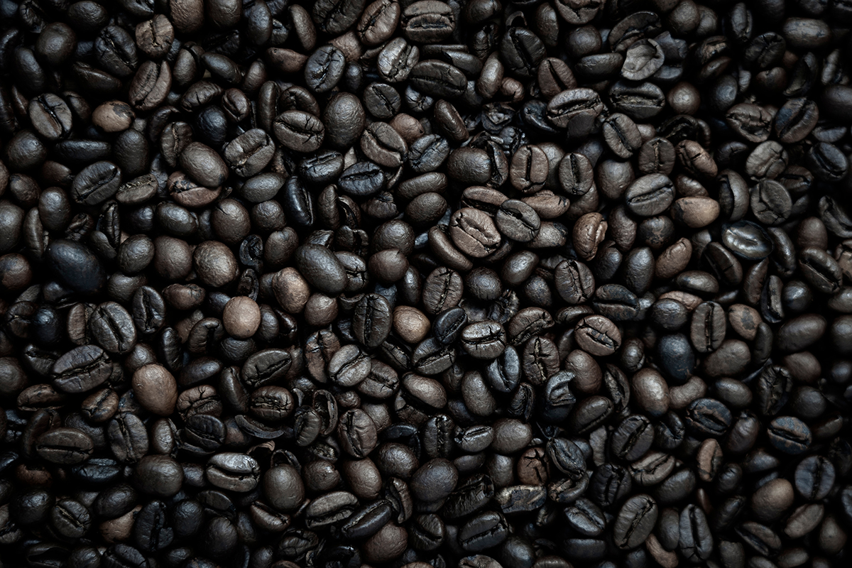 При темной обжарке кофейные зерна приобретают насыщенный коричневый или почти черный цвет