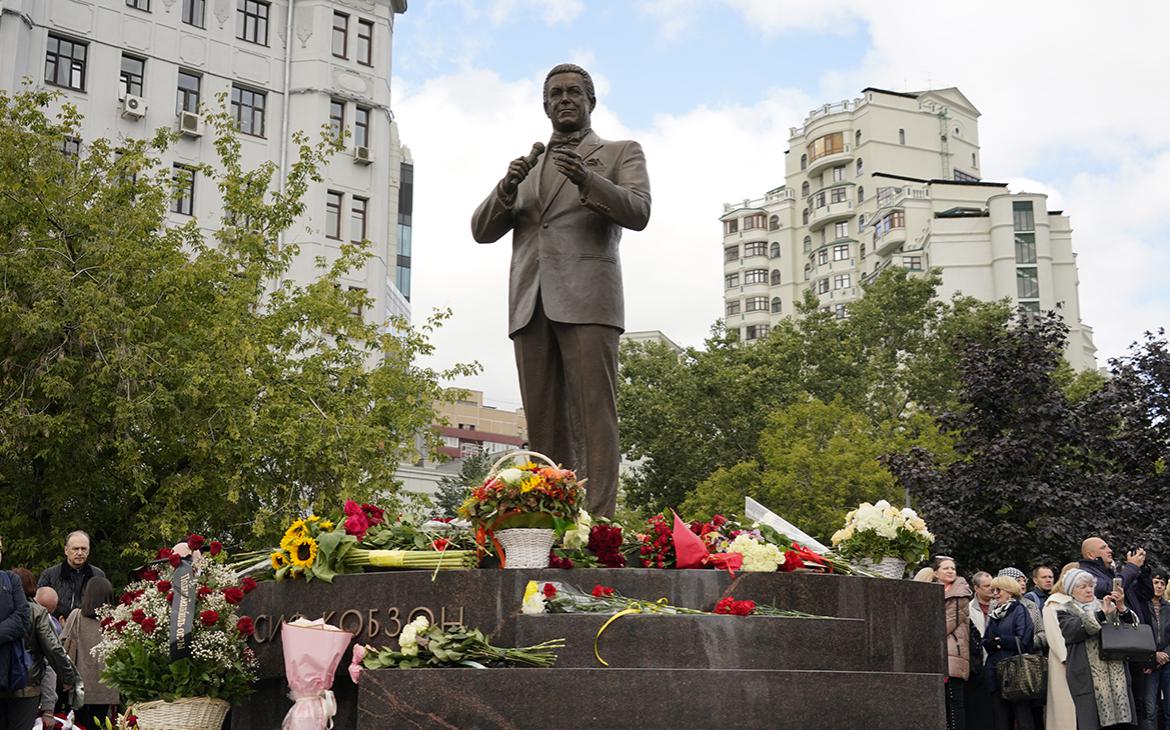 В Москве открыли памятник Кобзону