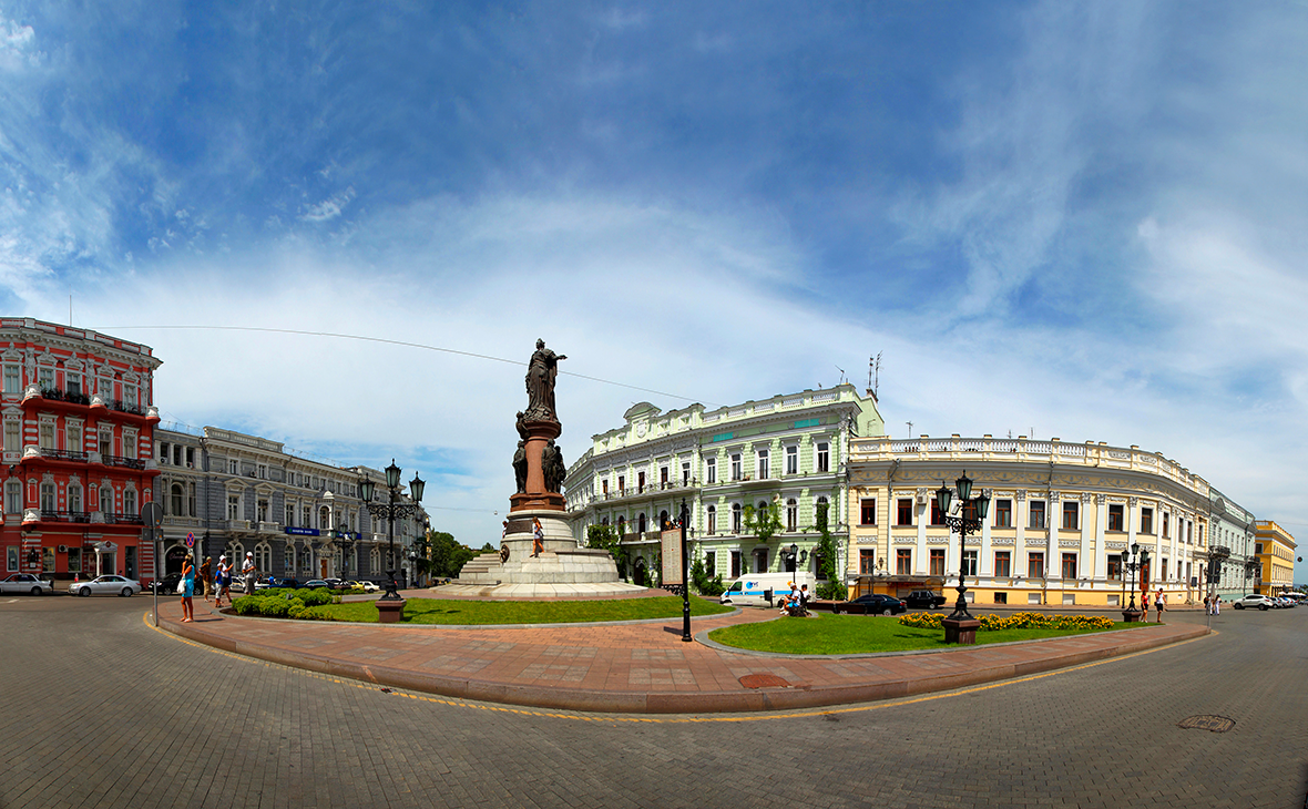 Вид на Екатерининскую площадь и памятник основателям города Одессы