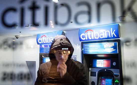 Мужчина у банкоматов в отделении банка "Ситибанк" в Москве