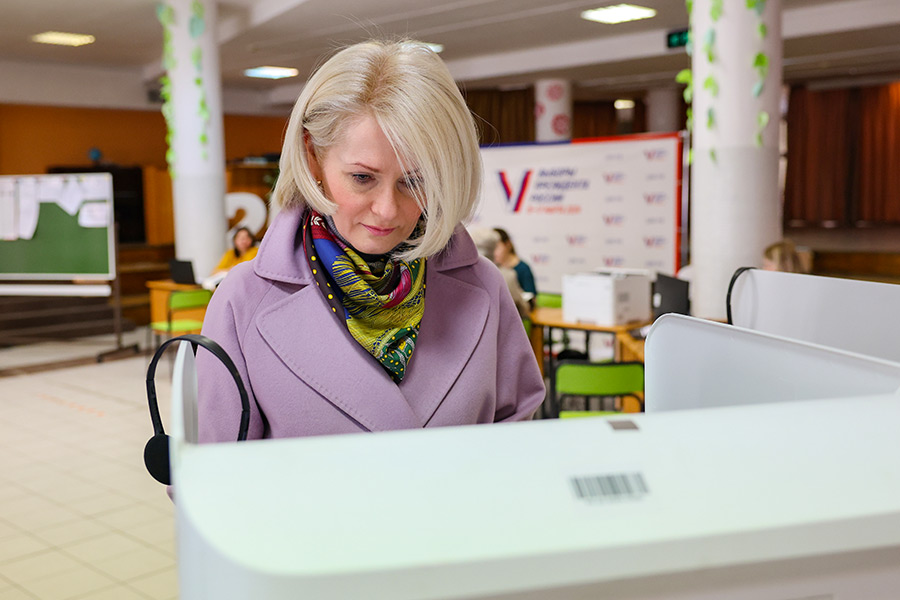 Вице-премьер Виктория Абрамченко около терминала электронного голосования в Москве. При помощи такого терминала можно проголосовать онлайн, находясь на избирательном участке.