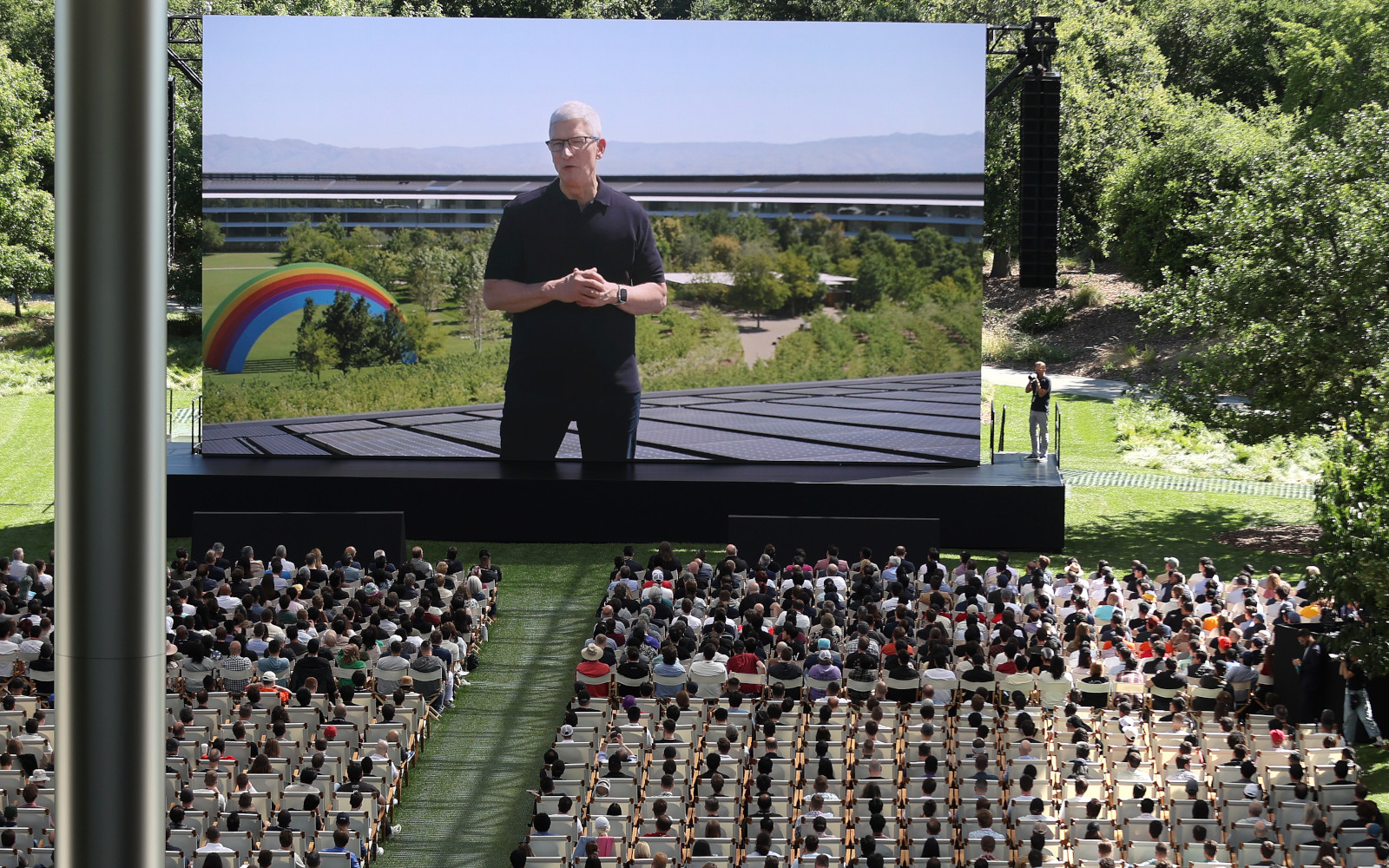 Генеральный директор Apple Тим Кук&nbsp;на открытии Всемирной конференции разработчиков Apple (WWDC 2024)