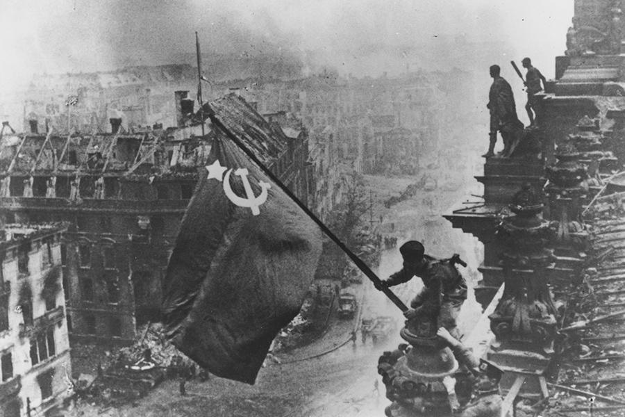 Фото: Евгений Халдей / Getty Images