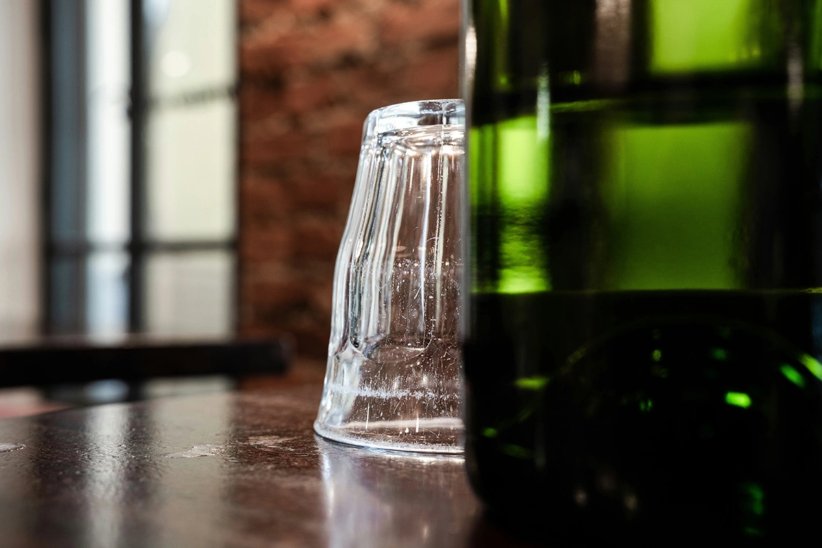 Российские ученые проанализировали данные более 41 тыс. совершеннолетних граждан, отнесенных к восточнославянским народам, и обнаружили у почти 95% из них особую аллель гена, связанную с повышенным риском развития алкоголизма