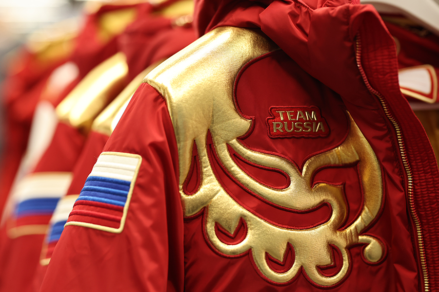 Комплект экипировки состоит 28 элементов, включая пуховики, куртки, ветровки, жилеты, костюмы для тренировки, термобелье, футболки и др.&nbsp;Дополнительно предусмотрены обувь и аксессуары: кроссовки, шапки, бейсболки, сумки, рюкзаки и полотенца.