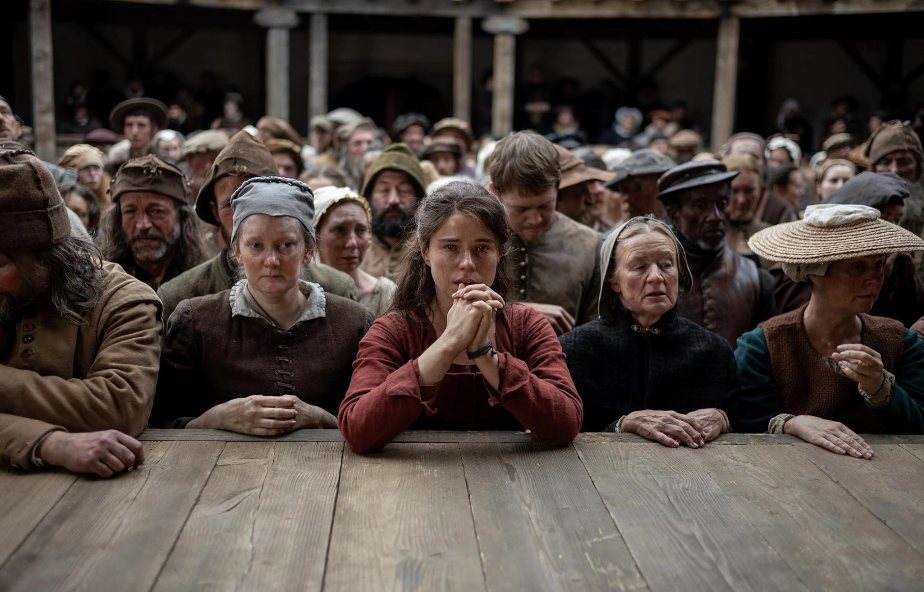 Джесси Бакли (в центре) в роли Агнес. Кадр из фильма «Хамнет: История, вдохновившая «Гамлета»